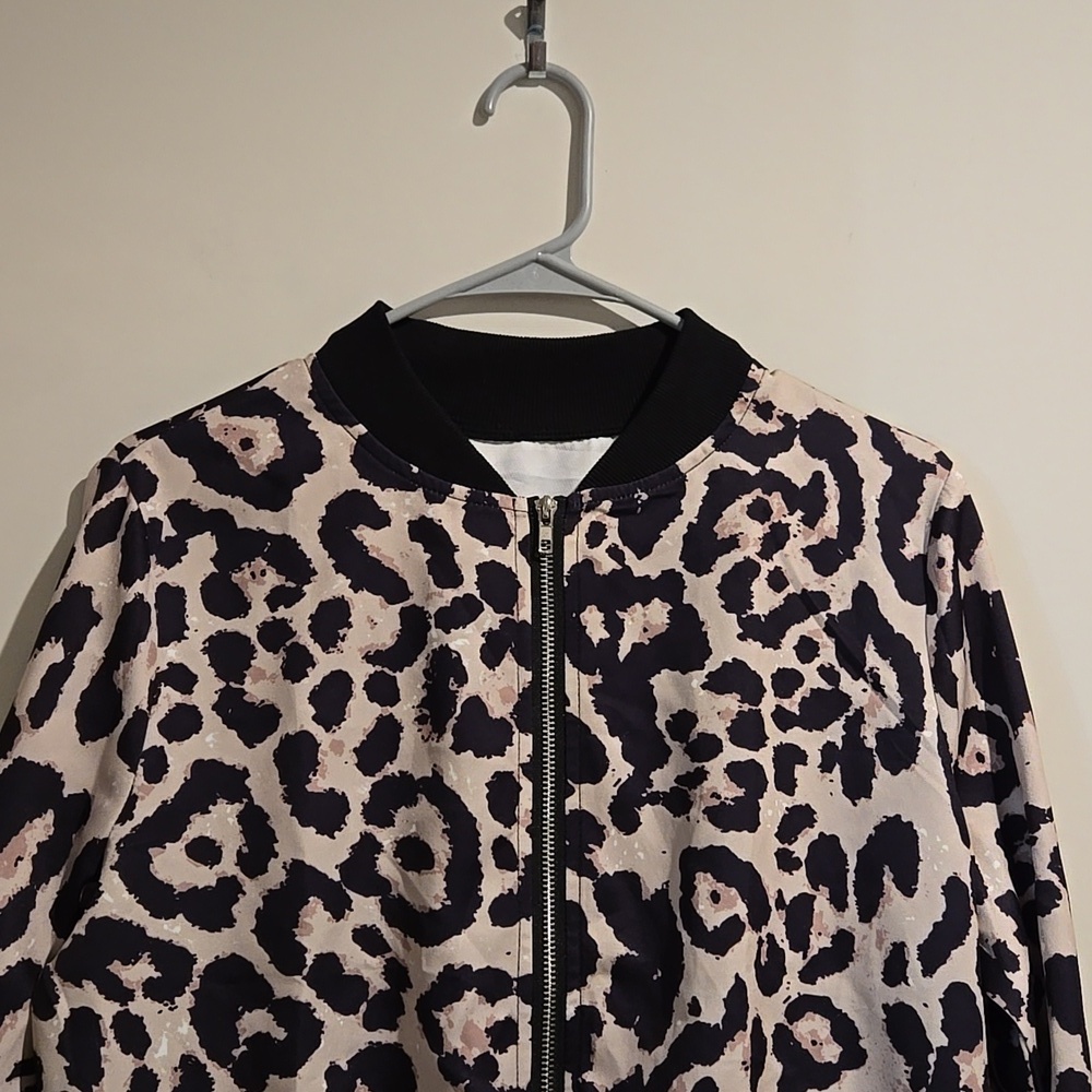 SHEIN black tan white animal print zip up cropped top. Size medium. - Picture 2 of 6